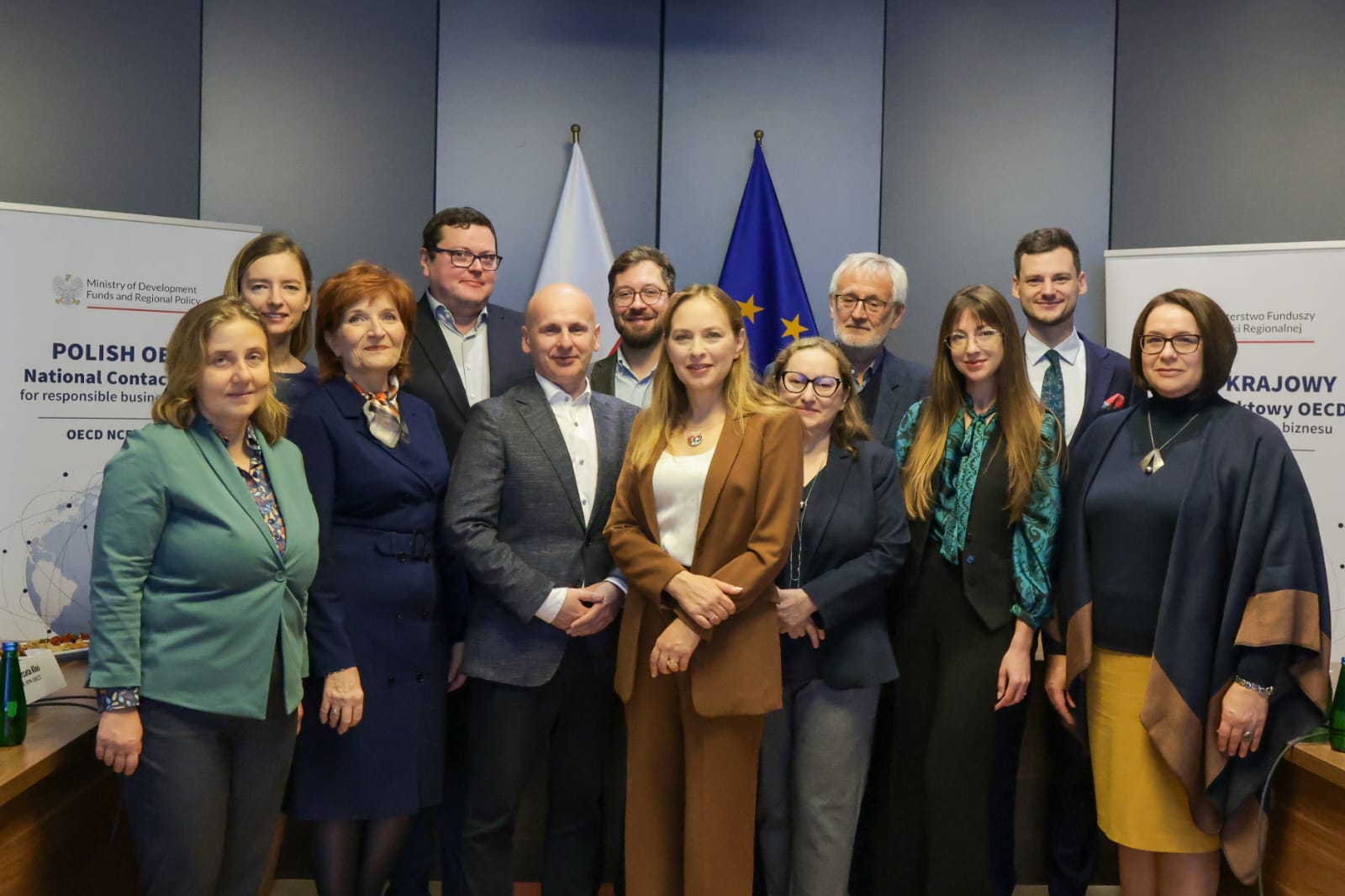 Minister Katarzyna Pełczyńska-Nałecz wraz z członkami i członkiniami Rady na pierwszym posiedzeniu Rady Doradczej Krajowego Punktu Kontaktowego OECD ds. odpowiedzialnego biznesu